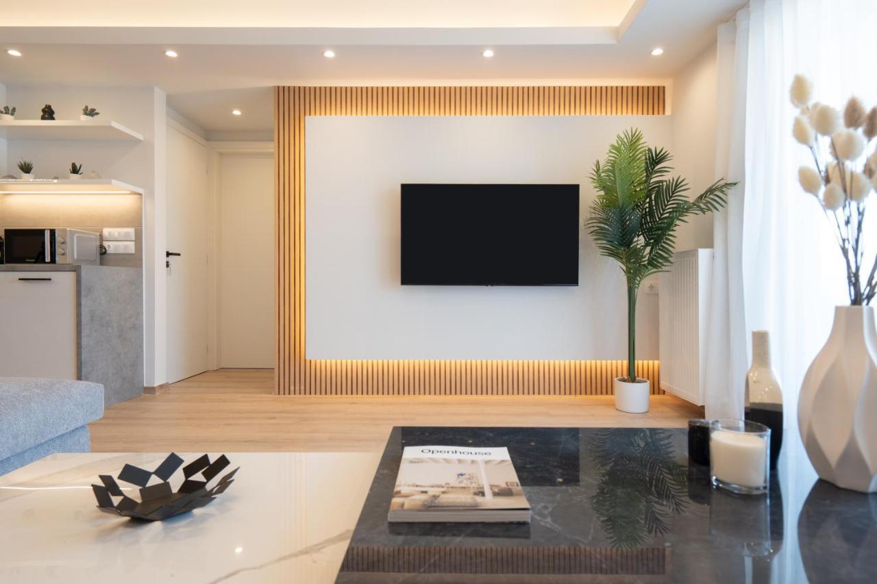 Luxury 4 Bedrooms Apartment Near Flisvos Marina Пирей Экстерьер фото