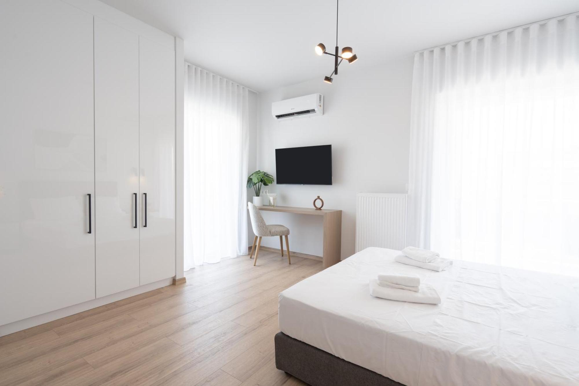 Luxury 4 Bedrooms Apartment Near Flisvos Marina Пирей Экстерьер фото