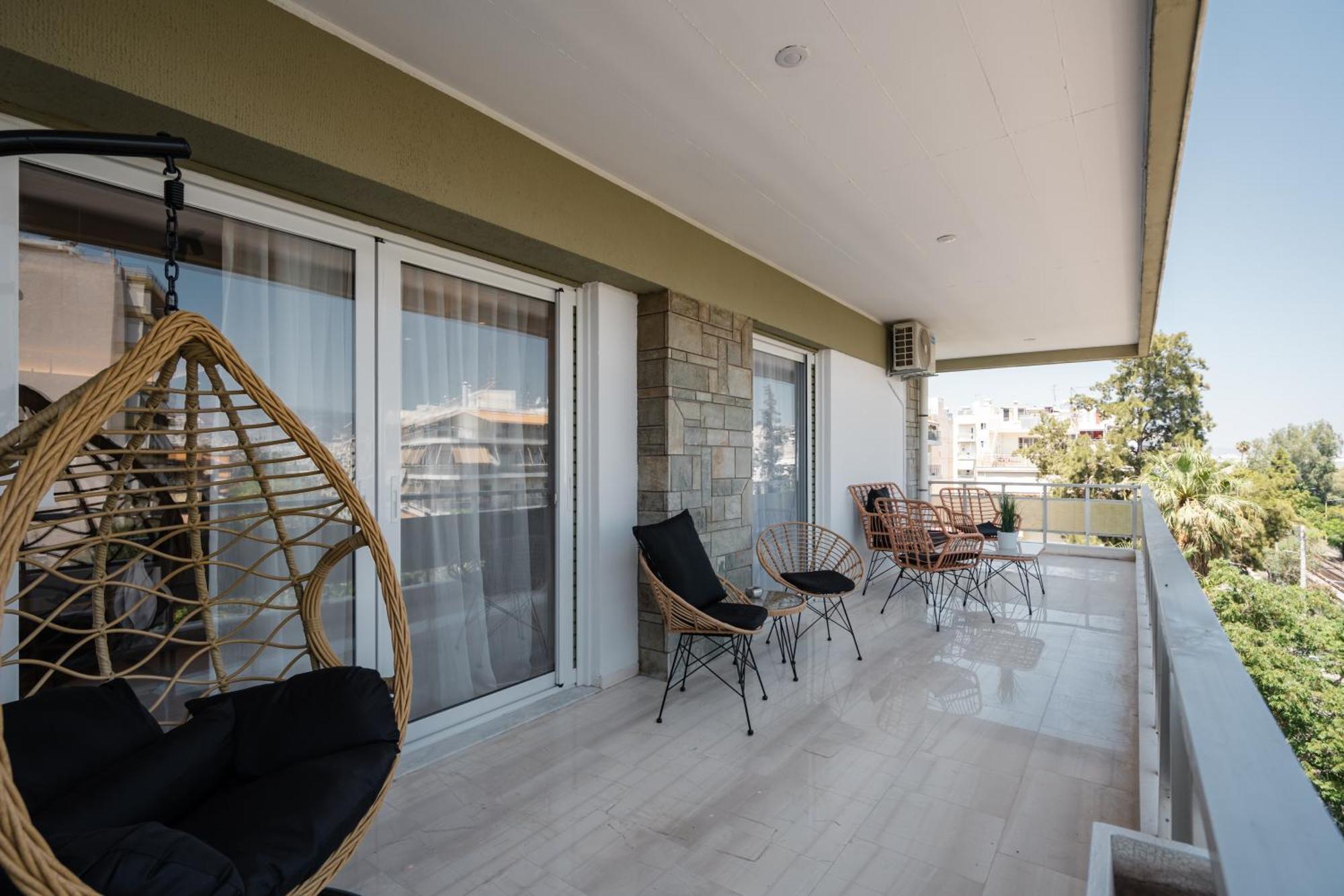 Luxury 4 Bedrooms Apartment Near Flisvos Marina Пирей Экстерьер фото