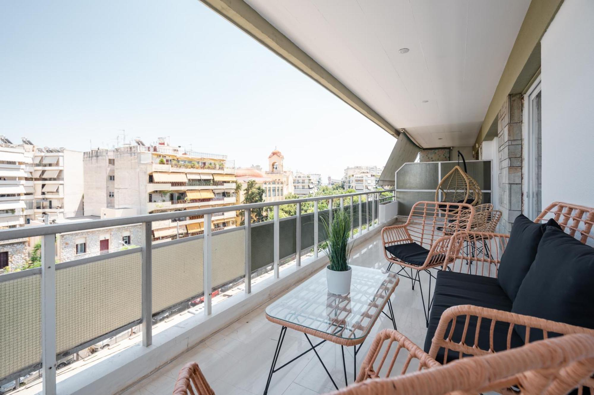 Luxury 4 Bedrooms Apartment Near Flisvos Marina Пирей Экстерьер фото
