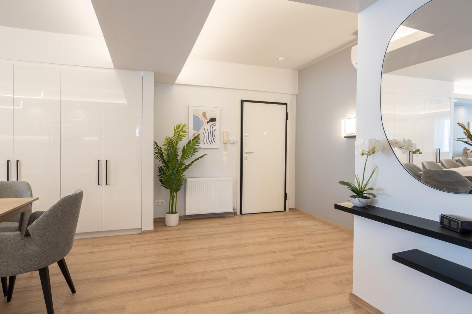Luxury 4 Bedrooms Apartment Near Flisvos Marina Пирей Экстерьер фото