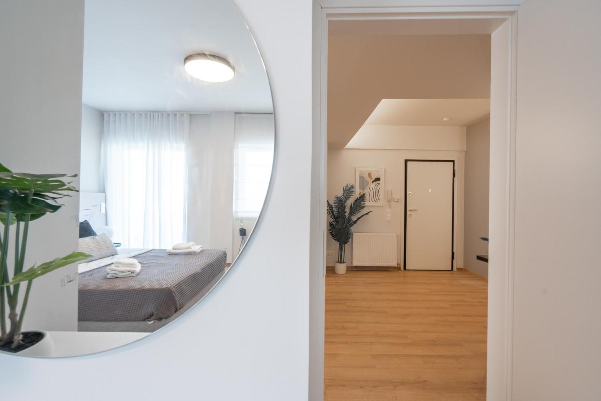 Luxury 4 Bedrooms Apartment Near Flisvos Marina Пирей Экстерьер фото